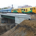Most přes Potoční ulici: pažení v koleji č. 2; nová nosná konstrukce v koleji č. 1