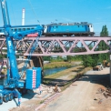 Železniční most přes Úslavu: osazení montážních dílců nosné konstrukce; nosná konstrukce v koleji č. 1 před dokončením