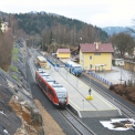 Smržovka – celkový pohled na kolejiště po modernizaci: uprostřed poloostrovní nástupiště, na koleji č. 5 (vlevo) osobní vlak směr Liberec, na koleji č. 1 (vpravo) směr Tanvald, na kusé koleji č. 3 přípojný vlak směr Josefův Důl. 