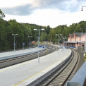 Tanvald – pohled na centrální přechod a přístupy na nástupiště, vlakové cesty jsou u centrálního přechodu ukončené cestovými návěstidly