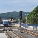 Tanvald – celkový pohled na novou konfiguraci kolejiště a uspořádání nástupišť, vpravo nástupiště mezi kolejemi 2 a 1 rozdělené centrálním přechodem na 4 nástupní hrany, vlevo nástupiště mezi kolejemi 3 a 5.