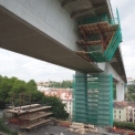 Montážní pracoviště v uzavřené ulici a zvedání konstrukce na most