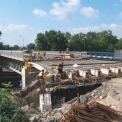 Osazení koncových příčníků nosníků MK-T (ŽPSV) na Litoměřické straně mostu přes železnici; přípravné práce po zahájení montáže výztuže