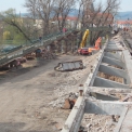 Práce při demontážích konzol, rozšíření mostovek souměstí; pohled od budoucího mostu 201 k mostu 202 a Tyršovu mostu
