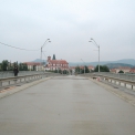 Vyrovnávací deska Tyršova mostu po betonáži; pohled směrem k Litoměřicím; odrazné hrany již opatřeny ochranným PKO