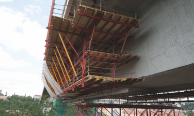 Posuvné pracovní vícepodlažní lávky pro sanaci nosné konstrukce mostu