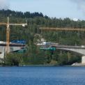 Čeští mostaři ze společnosti Skanska dokončili stavbu části železničního koridoru mezi městy Larvik a Porsgrunn v Norsku vedoucí i přes přísně chráněné jezero Vassbotn. 