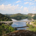 Čeští mostaři ze společnosti Skanska dokončili stavbu části železničního koridoru mezi městy Larvik a Porsgrunn v Norsku vedoucí i přes přísně chráněné jezero Vassbotn. 