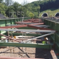 Pohled na ocelovou konstrukci mostu mezi tunely