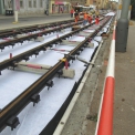 Plzeňská – montáž kolejnic před betonáží nosné desky