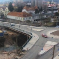 Pohled od ulice Dělnická na dokončený most SO 201 a okružní křižovatku v provozu ze dne 24. 3. 2016 – vlevo zařízení staveniště