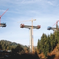 Tři nejvyšší pilíře mostního objektu staví jeřáby JVS
