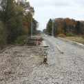 Výměna poloviny nového betonového mostu v oblasti Dírenského potoka, zároveň bylo nutno snést původní ocelový, včetně kolejového roštu, jak dokumentuje záběr z počátku listopadu 2014.
