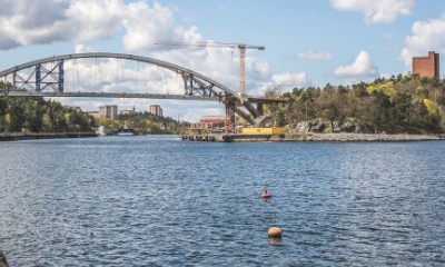 Výroba a montáž mostu přes Svindersviken z poloostrova Kvarnholmen do Nacka, Stockholm, Švédsko