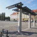 Pohled do pergolou odcloněné části náměstí z horní strany