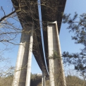 Obr. 2 – Nosná konstrukce mostu s pohledem na pilíř