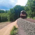 Pohled na dokončenou stavbu vyztuženého násypu sesuvu na železniční trati Liberec – Česká Lípa