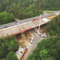 Obr. 1 – Letecký pohled na stavbu „Rekonstrukce a rozšíření mostu D1-035 v km 29,161 dálnice D1“ – betonáž spřažené desky mostovky – levý most