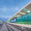 V Trenčíně se podařilo začlenit design názvu stanice do celkového grafického stylu nástupiště. Prosklený předěl nástupiště chrání cestující před hlukem a větrem.