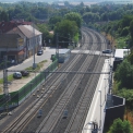 Jediný úrovňový přejezd na tříkolejném úseku Poříčany – Praha‑Libeň