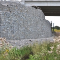 Obr. 7 – Pohľad na oporný múr zo systému Terramesh pri opore mosta 206-00