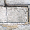 Detail trhliny v klenbě kamenného viaduktu