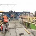 Betonážní vozík při činnosti na betonovém viaduktu