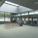 Z haly pro cestující je přímý výhled přes prosklené stěny na kolejiště i do přednádraží.