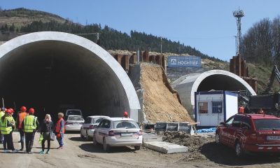 Tunel Považský Chlmec bol vybudovaný rakúskou tunelovacou metódou, 500 000 kubických metrov horniny sa podarilo vyraziť za desať mesiacov