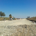 Srpen 2017 – pokládka konstrukční vrstvy MZK na hlavní trase dálnice