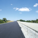 Konstrukční vrstvy dálnice – vlevo asfaltová vrstva VMT, vpravo MZK