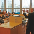 Obr. 1 – Enrico Vink, Managing Director FIDIC, přednáší o FIDIC na ČVUT v Praze – leden 2014
