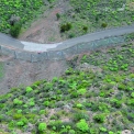 Obr. 5 – Pohľad na bariéru z vtáčej perspektívy z oblasti odlučnej plochy – bariéra RMC 850A (8 600 kJ) výšky 6 m, dĺžky 80 m – chrániaca miestnu komunikáciu na Tenerife