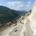 Obr. 6 – Pohľad na sanovaný zárez v staničení km 891 – 425 až 891 – 625 na diaľnici A1 Caričina dolina – tunel Manajle v Srbsku