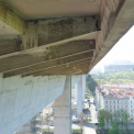 Obr. 3 – Poruchy betonu na podhledu mostu