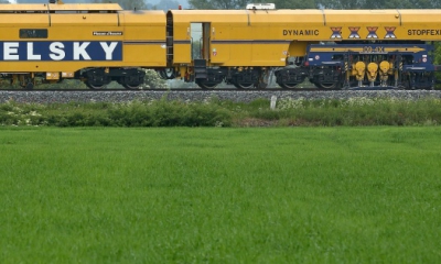 Swietelsky Rail CZ nasadil na opravu geometrické polohy koleje unikátní strojní linku Stopfexpress Dynamic 