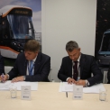 Společnost Škoda Transportation dnes na mezinárodním veletrhu Innotrans v Berlíně podepsala kontrakt s Dopravním podnikem Ostrava na dodávku až čtyřiceti nízkopodlažních velkokapacitních tramvají ForCity Smart. 