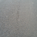 Obr. 5 – Ztráta asfaltového tmelu z povrchu obrusné vrstvy sekce B