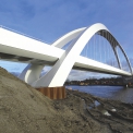 Obr. 13 – Dokončování terénních úprav okolo mostu