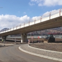 Obr. 4 – Pohled na most s římsou z bílého cementu