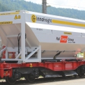 Lehký kontejnerový vůz „InnoWaggon“. Modulární systém složený z podvozku, speciálního kontejneru a technologie pro vykládání umožňující různé kombinace. Vozy InnoWaggon se používají v oblastech, ve kterých dochází ke značnému opotřebení nátěru.