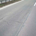 Obr. 4 – Neprekopírovaná trhlina z rýchleho jazdného pruhu do pomalého jazdného pruhu, kde bola uložená sieť Roadmesh@
