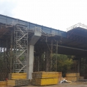 Obr. 5 – Nový pravý ocelový most s bedněním pro betonáž spřažené mostovky