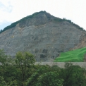 Obr. 1 – Pohľad na sanovaný zárez v staničení km 891,425 až 891,625 na diaľnici A1 Caričina dolina – tunel Manajle v Srbsku