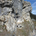 Obr. 9 – Pohľad na skalný previs nad cestou