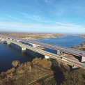 Mostní objekt MA09 přes řeku Vislu, v popředí stávající estakáda určená k rekonstrukci