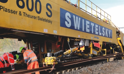 Při opravě trati AŽD Praha nasadil Swietelsky Rail CZ stroj RU 800 S, který dobu rekonstrukce zkrátil o tři dny