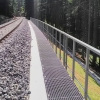 Šumavská železniční trať s kompozitními lávkami a zábradlím