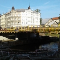 Na nově budovaném mostě v Komenského ulici v Olomouci se již betonují chodníky