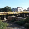 Na nově budovaném mostě v Komenského ulici v Olomouci se již betonují chodníky